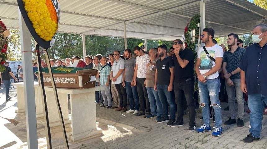 İzmir'de midibüs ile dolmuşun çarpıştığı kazada ölen kadın son yolculuğuna uğurlandı