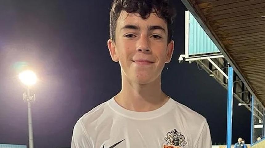 Birleşik Krallık'ın en genç futbolcusu oldu