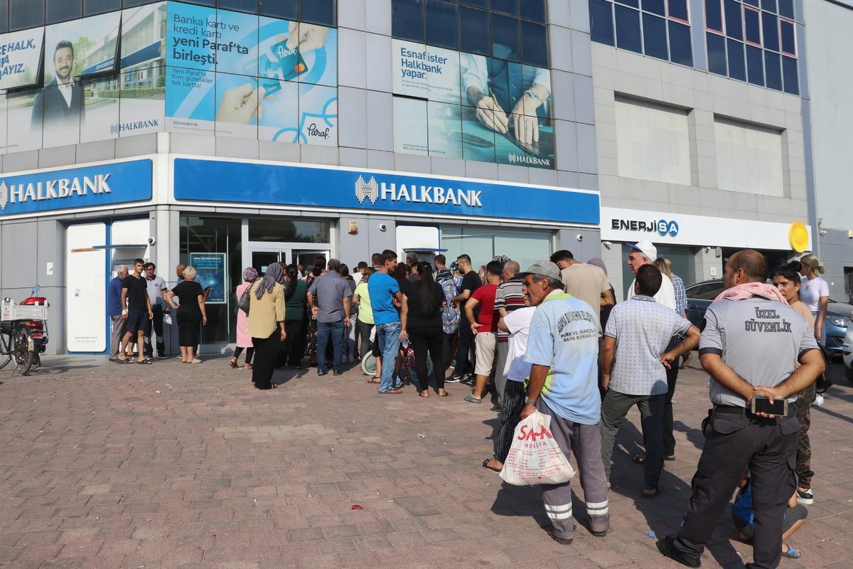 Adana ve Mersin'de vatandaşlar sosyal konut projesi i&ccedil;in başvuru yapıyor