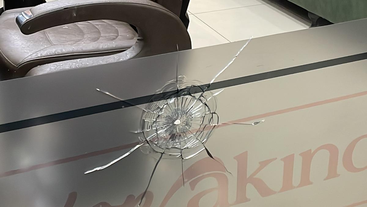 Adıyaman'da iş yerine d&uuml;zenlenen silahlı saldırı g&uuml;venlik kamerasına yansıdı