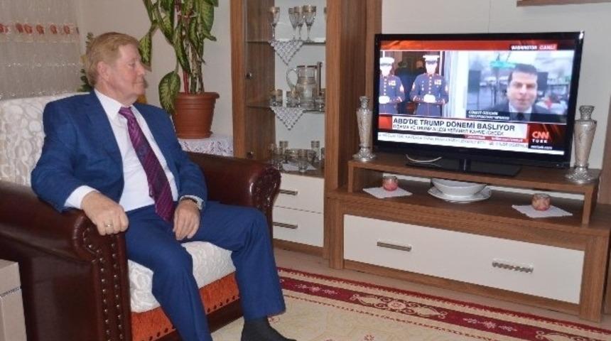 Trump’un benzeri devir teslim törenini pür dikkat izledi