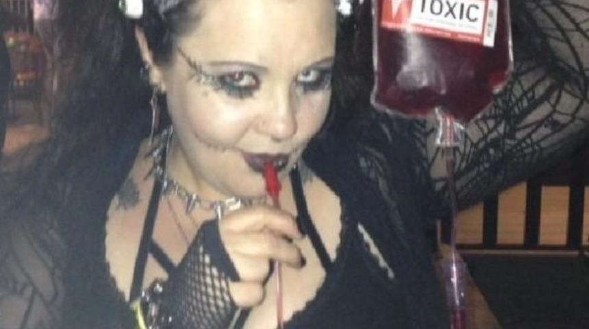 Kan İ&ccedil;en G&uuml;n Işığına &Ccedil;ıkmayan Vampir Kadın Sosyal medyayı Salladı!