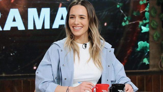 Survivor yorumcusu Damla Can denizin içinden bikinili poz verdi!