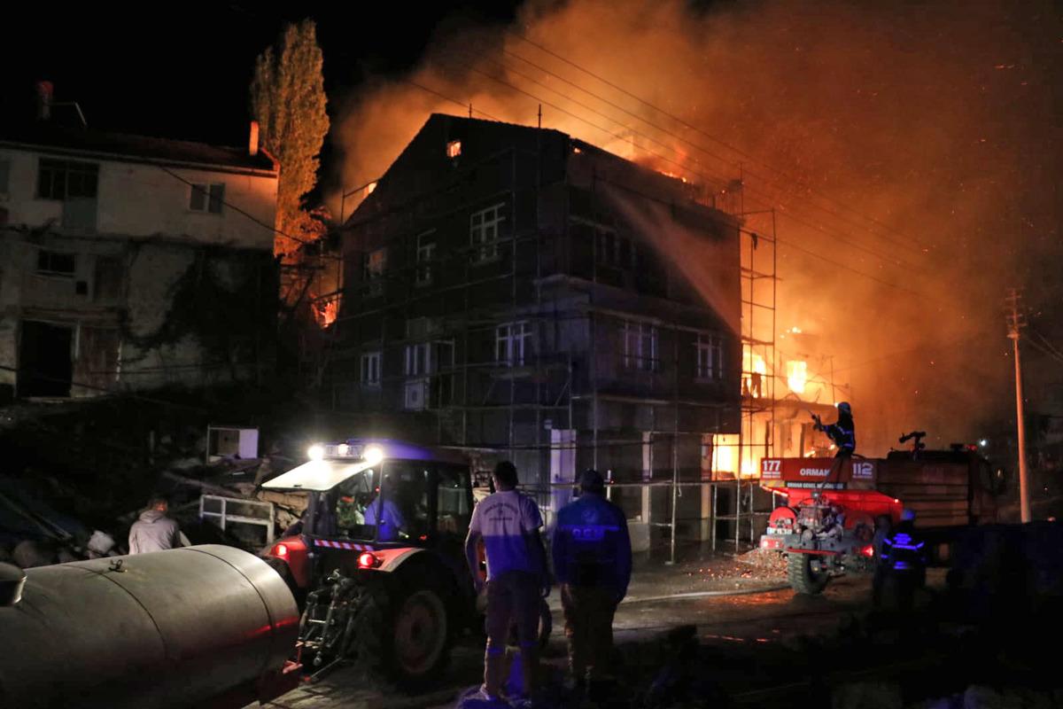 Afyonkarahisar'da &ccedil;ıkan yangında 3 ev ve bir ahır zarar g&ouml;rd&uuml;