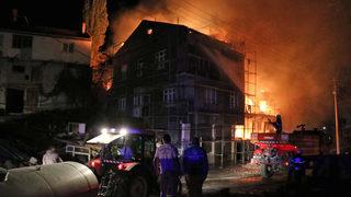 Afyonkarahisar'da çıkan yangında 3 ev ve bir ahır zarar gördü