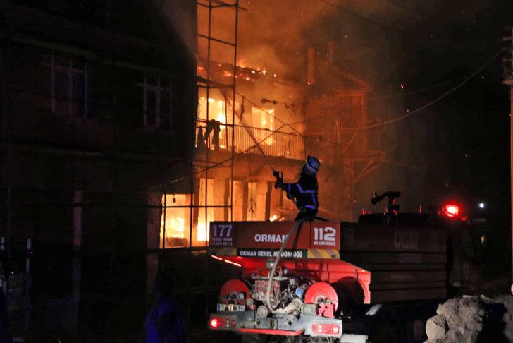Afyonkarahisar'da çıkan yangında 3 ev ve bir ahır zarar gördü G3