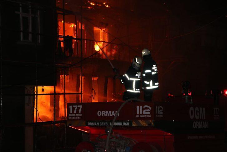 Afyonkarahisar'da çıkan yangında 3 ev ve bir ahır zarar gördü G4