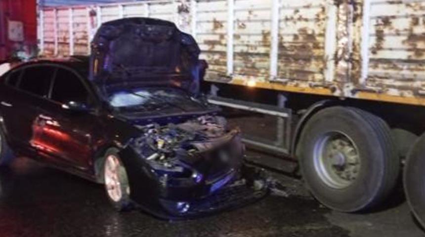 Tır ile otomobil çarpıştı, yol trafiğe kapandı! Ölümden döndüler...