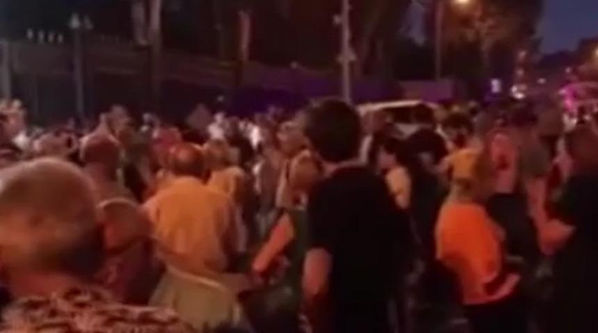 Nikol Paşinyan karşıtı protestocular meclis binası önünde toplandı! Ermenistan'da hareketli anlar...