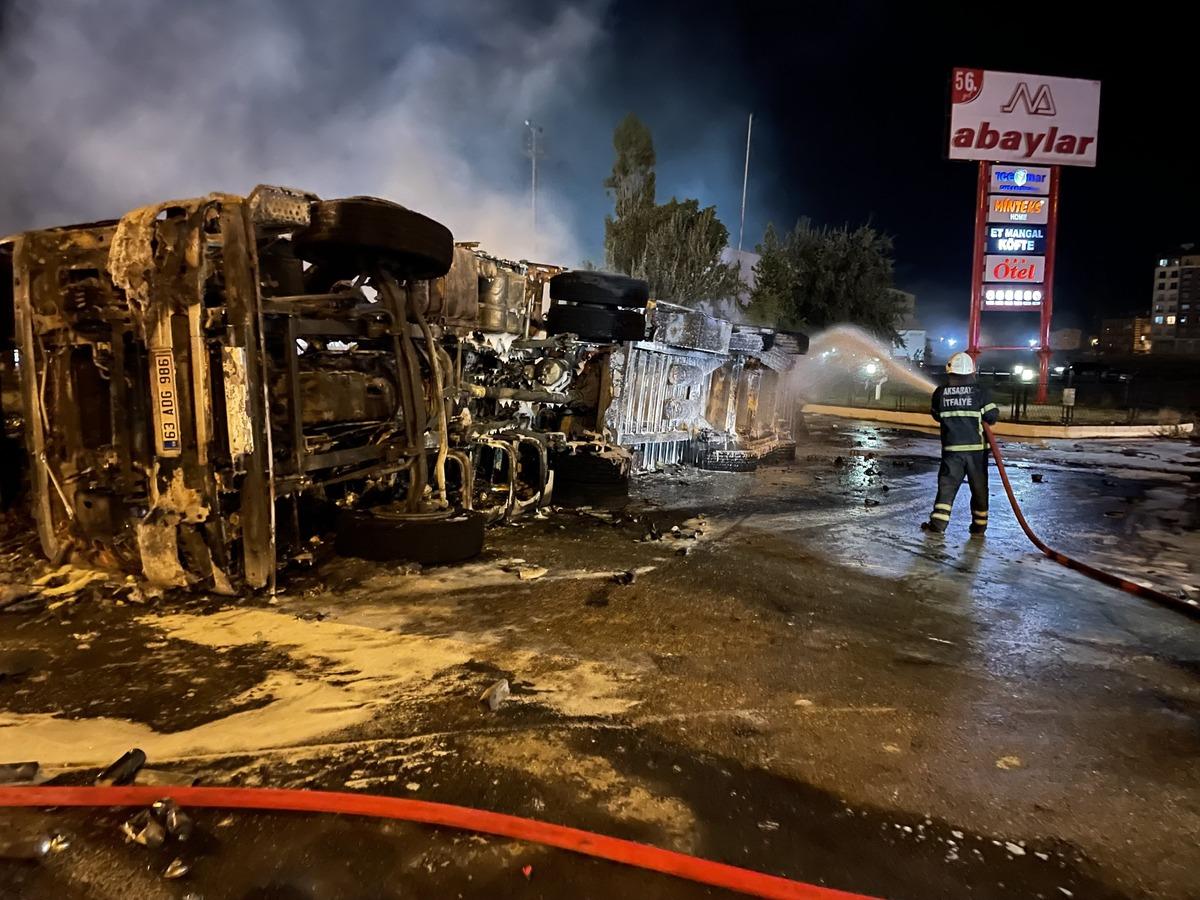 Aksaray'da devrildikten sonra alev alan tırın s&uuml;r&uuml;c&uuml;s&uuml; yaralandı