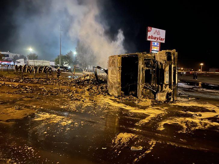 Aksaray'da devrildikten sonra alev alan tırın sürücüsü yaralandı G3