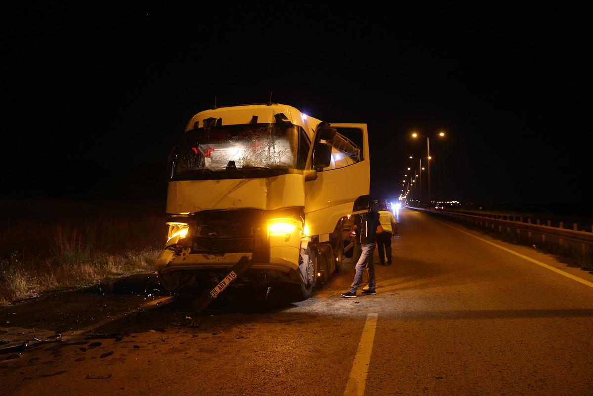 Edirne'de 2 tırın &ccedil;arpıştığı kazada s&uuml;r&uuml;c&uuml; yaralandı