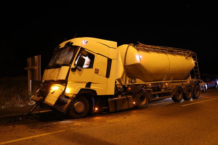 Edirne'de 2 tırın çarpıştığı kazada sürücü yaralandı G4