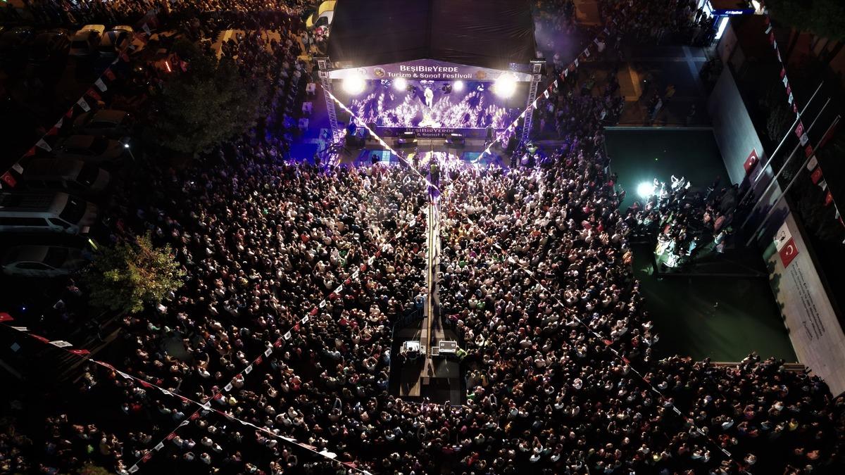 Mustafa Ceceli Manisa'da konser verdi