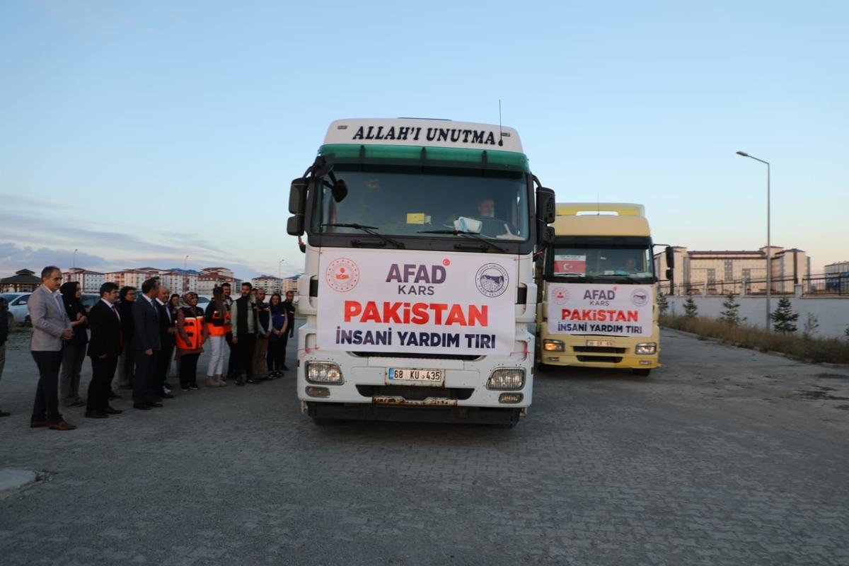 Kars'ta Pakistan'daki selzedeler i&ccedil;in yardım toplandı