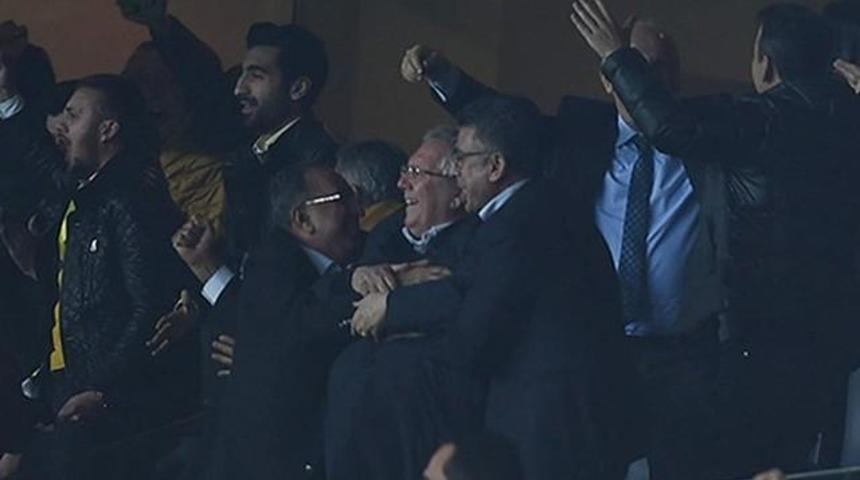 Van Persie'nin Gol&uuml; Sonrası Aziz Yıldırım Sevin&ccedil;ten Havalara U&ccedil;tu!