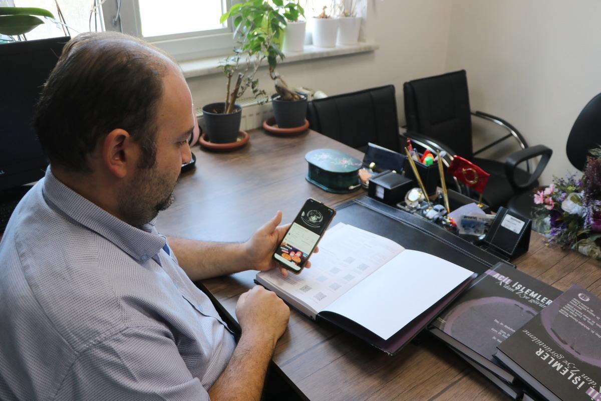 Erzurum'da doktorlar acil vakaların "karekod"la anlatıldığı kitap yazdı