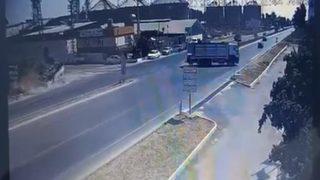 Korkunç görüntüler! Biber yüklü kamyonetin kaza yaptığı anlar kamerada