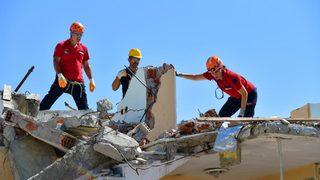 Pendik'te arama kurtarma ekibi deprem tatbikatı gerçekleştirdi