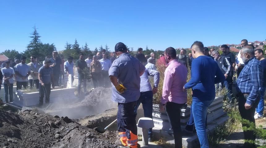 Almanya'da nehirde boğulan baba ve oğlunun cenazesi Konya'da toprağa verildi