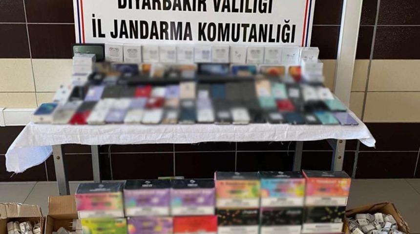 Diyarbakır'da kargo firmasına ait kamyonda kaçak 291 cep telefonu ele geçirildi