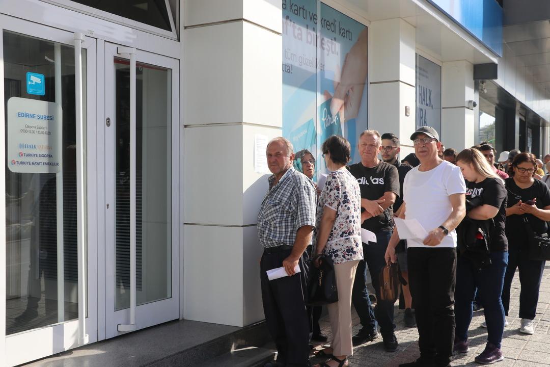 Ucuz konut i&ccedil;in bankalara akın ettiler! Vatandaşlar: 'Kira &ouml;der gibi ev sahibi olacağız'