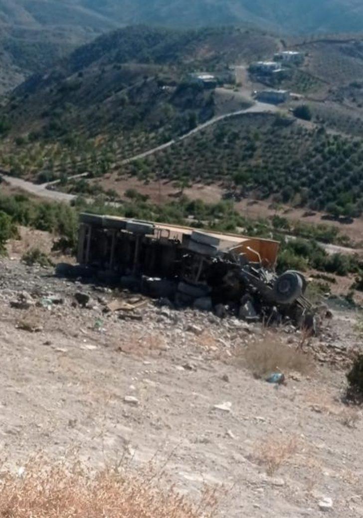 Gaziantep'te kamyonla otomobil çarpıştı, sürücüler yaşamını yitirdi, bir kişi ağır yaralandı G4