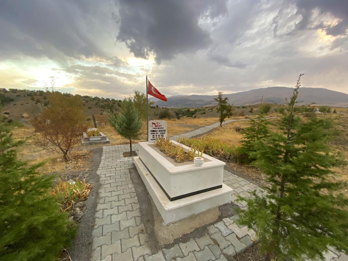 Malatya'da jandarma şehit polisin mezarını yeniledi