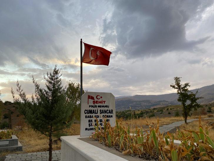 Malatya'da jandarma şehit polisin mezarını yeniledi G3