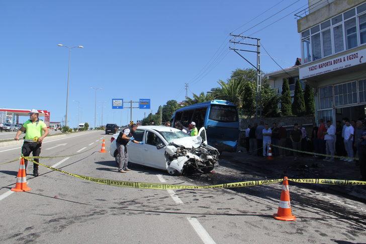 Sinop'ta park halindeki dolmuşa çarpan otomobilin sürücüsü öldü G2