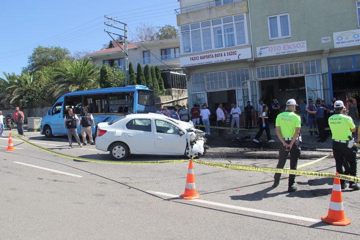 Sinop'ta park halindeki dolmuşa çarpan otomobilin sürücüsü öldü G3