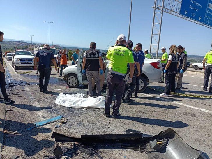 Sinop'ta park halindeki dolmuşa çarpan otomobilin sürücüsü öldü G4