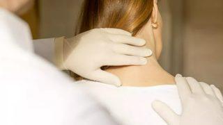 Basit bir omuz ağrısı sandı hayatından oldu! Önemsiz görmeyin kanserin belirtisi olabilir