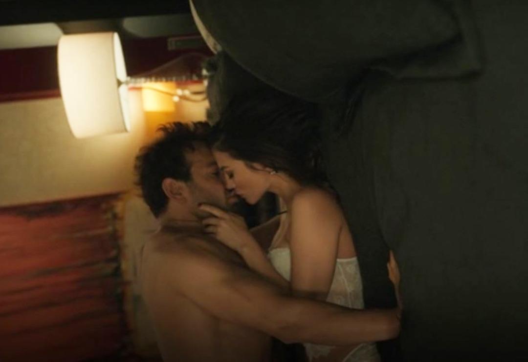 D&uuml;nyayla Benim Aramda dizisine Demet &Ouml;zdemir ve Buğra G&uuml;lsoy'un &ouml;p&uuml;şme sahneleri damga vurdu