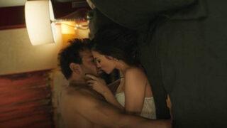 Dünyayla Benim Aramda dizisine Demet Özdemir ve Buğra Gülsoy'un öpüşme sahneleri damga vurdu