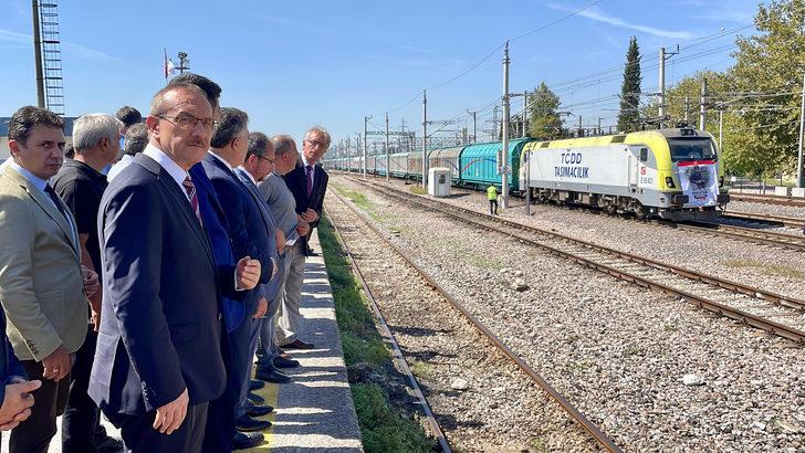 Pakistan'a yardım malzemesi taşıyan "İyilik Treni" Kocaeli'den yola çıktı G1