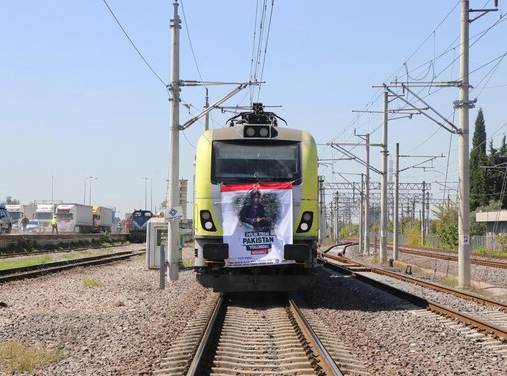 Pakistan'a yardım malzemesi taşıyan "İyilik Treni" Kocaeli'den yola çıktı G3