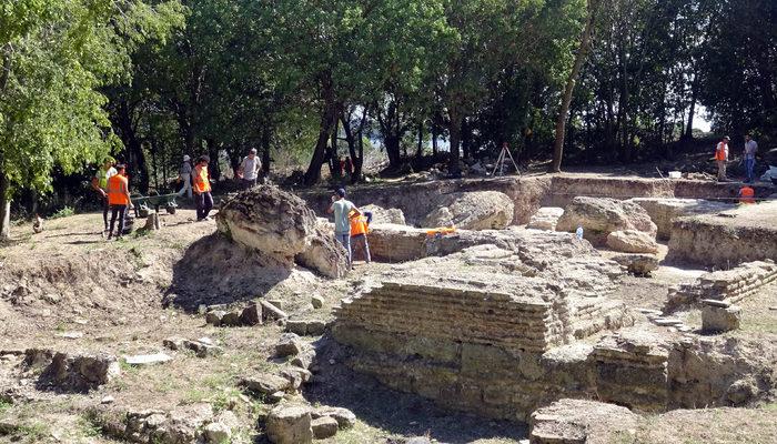 Bathonea'da heyecanlandıran keşif! İçinde çıngırak ve bilezik olan çocuk mezarı bulundu