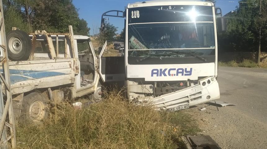 Konya'da servis midibüsü ile kamyonet çarpıştı, 17 işçi yaralandı