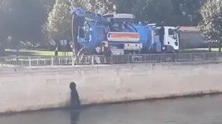 Görüntüler büyük tepki çekti! İBB aracı, Kağıthane Deresi'ne atık döktü iddiası... Tepki geldi: Haliç'i kirletmeyin