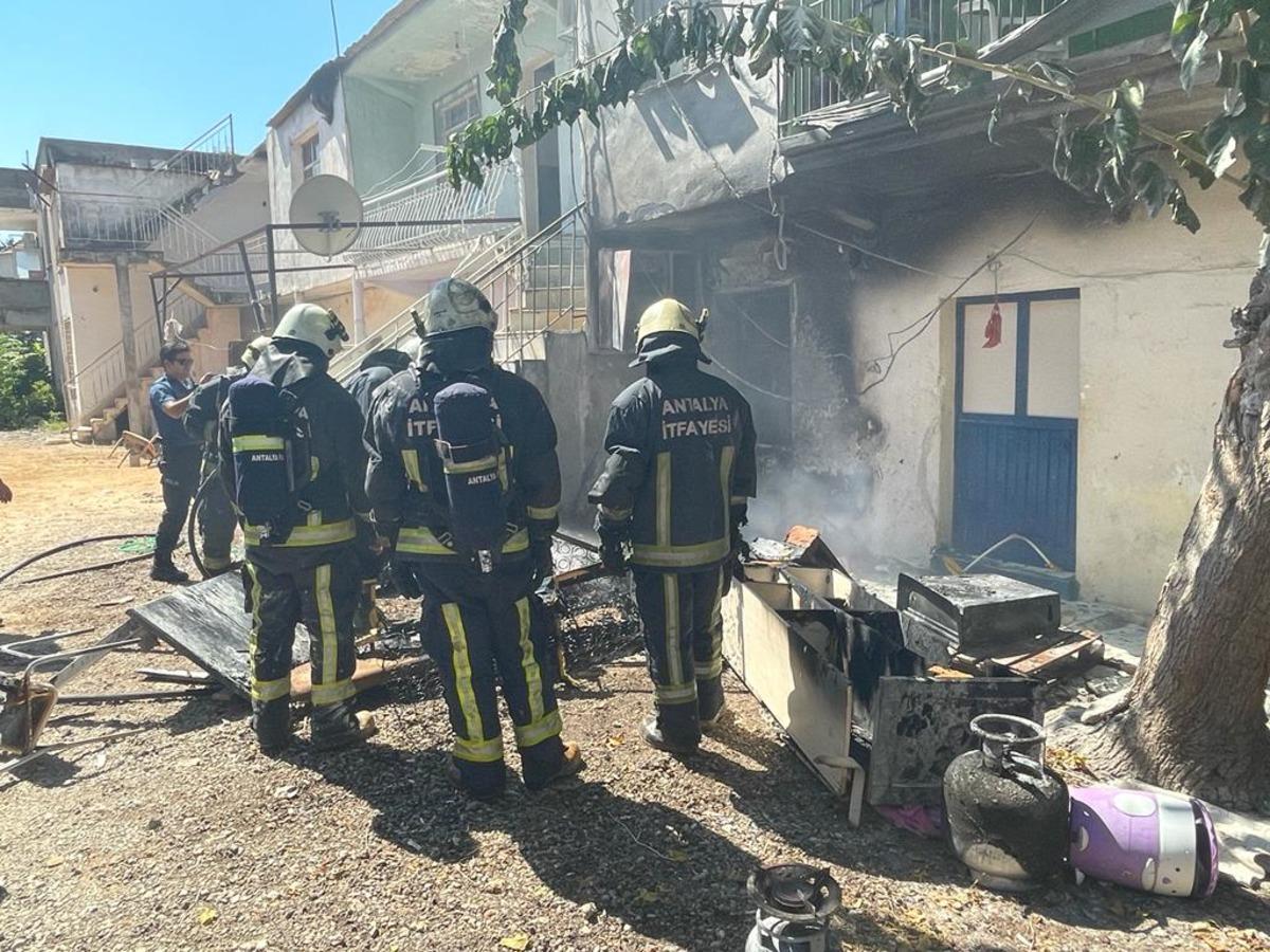 Antalya'da m&uuml;stakil evde &ccedil;ıkan yangın hasara yol a&ccedil;tı