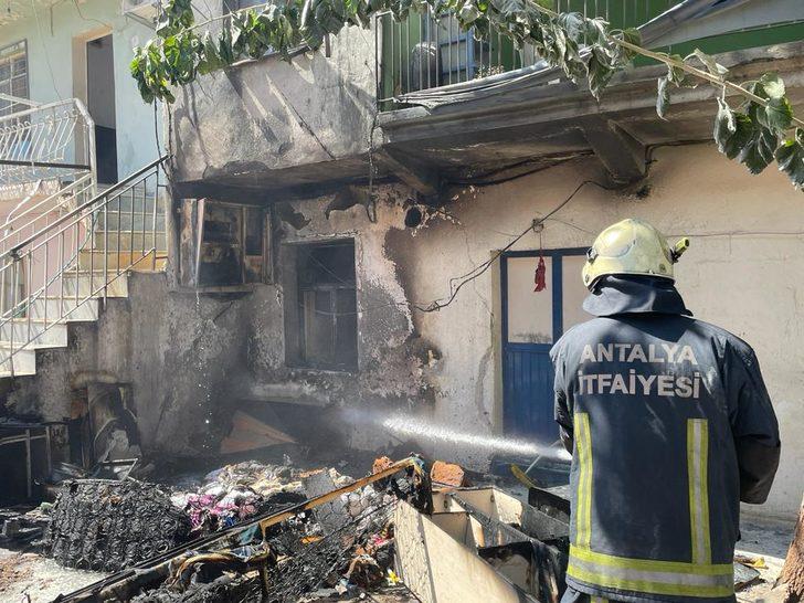 Antalya'da müstakil evde çıkan yangın hasara yol açtı G3