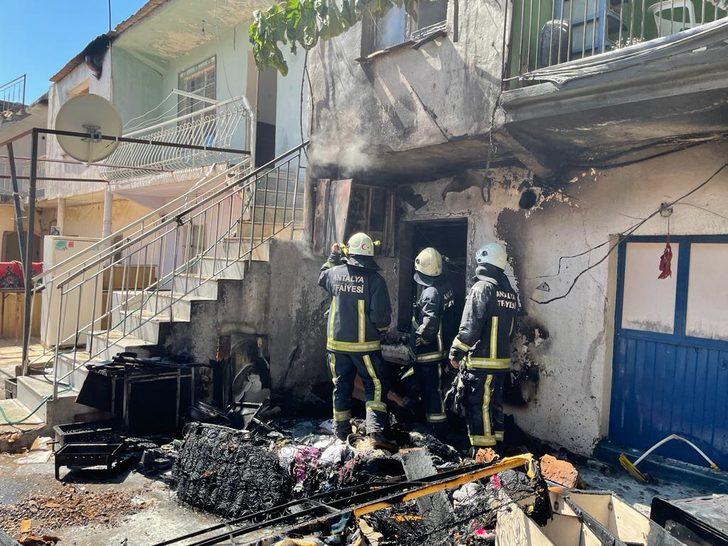 Antalya'da müstakil evde çıkan yangın hasara yol açtı G4