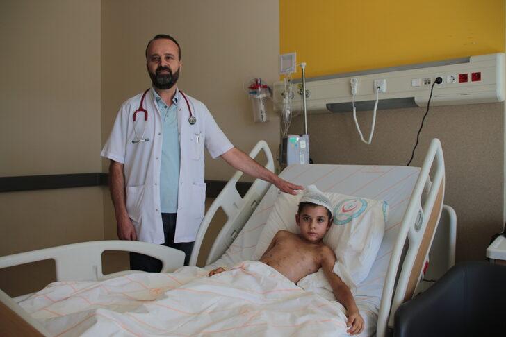 Sahipsiz köpeklerin saldırdığı küçük Umut 24 gün sonra taburcu edildi G4