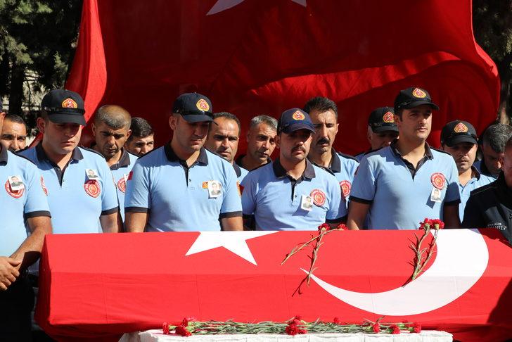 Gaziantep'te yangına müdahale ederken hayatını kaybeden itfaiyeci için cenaze töreni düzenlendi G2