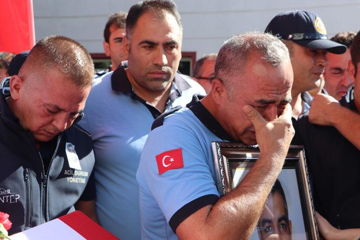 Gaziantep'te yangına müdahale ederken hayatını kaybeden itfaiyeci için cenaze töreni düzenlendi G4