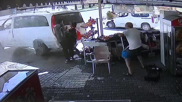 Manava giren minibüsün altında kalmaktan saniyelerle kurtuldular! Korku dolu anlar kamerada