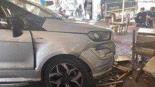 Balıkesir'de kafede otururken otomobilin çarptığı 4 kişi yaralandı