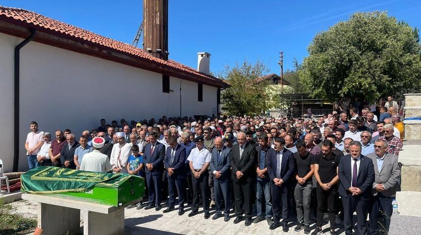 Karabük'te oturduğu kayanın yuvarlanması sonucu ölen muhtar defnedildi