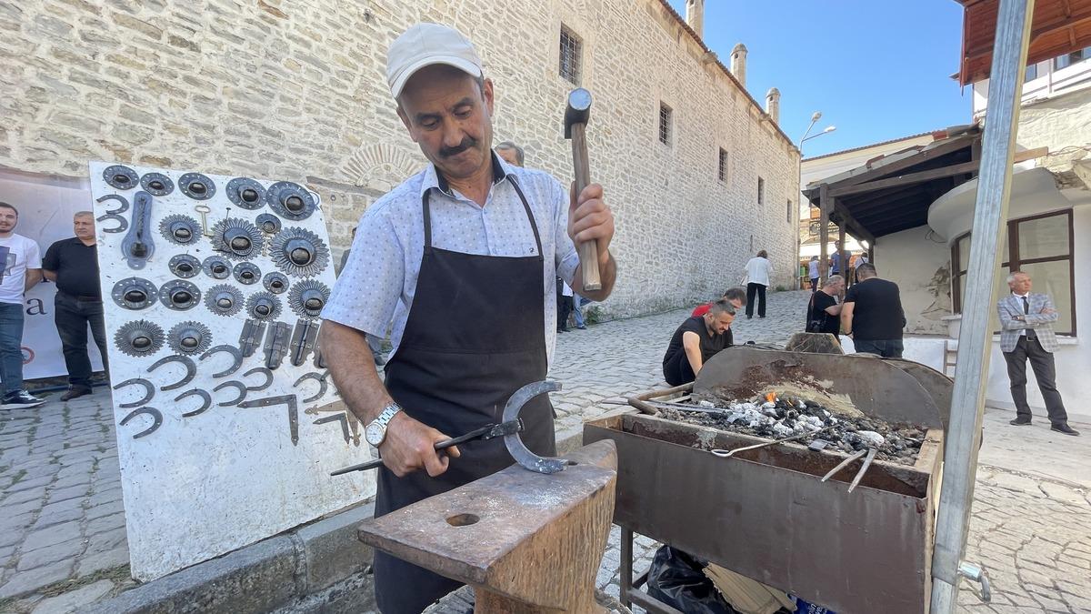Safranbolu'da zanaatkarlar, kaybolmaya y&uuml;z tutan meslekleri icra etti